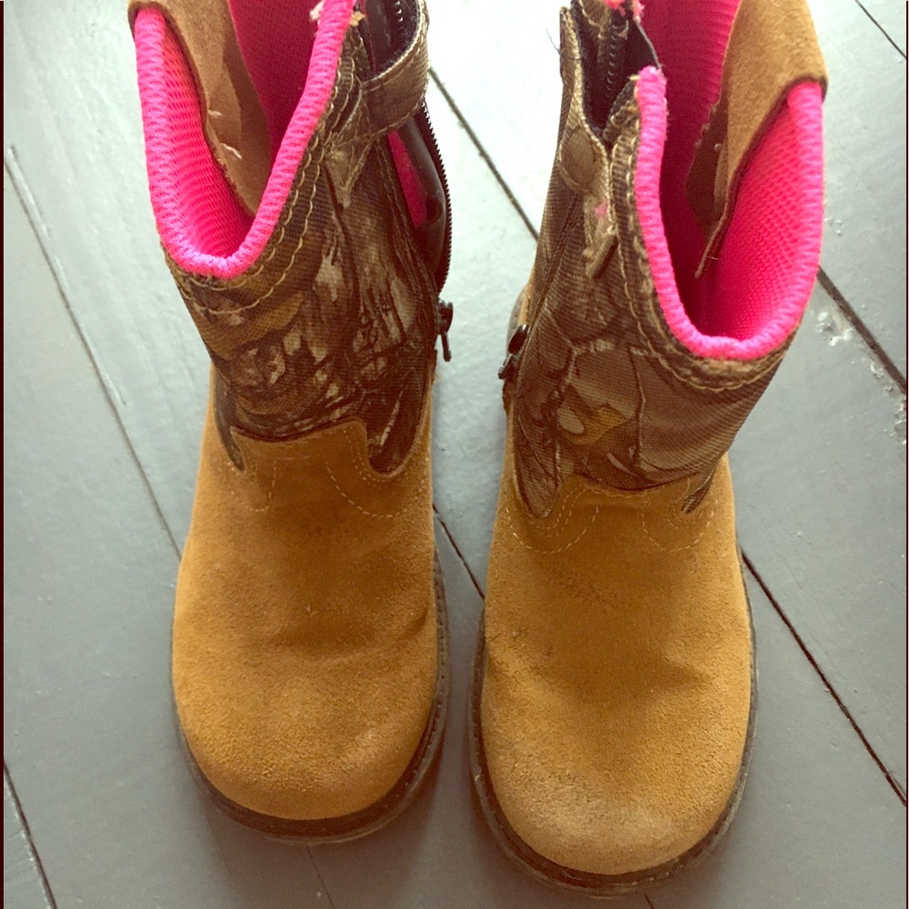 Magellan Girls Camo and Pink boots size 11